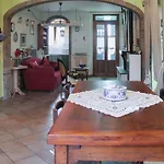 Comfy Apartment Near The Station With Balcony!