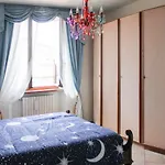 Comfy Apartment Near The Station With Balcony!