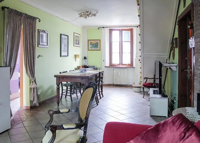 Comfy Apartment Near The Station With Balcony!